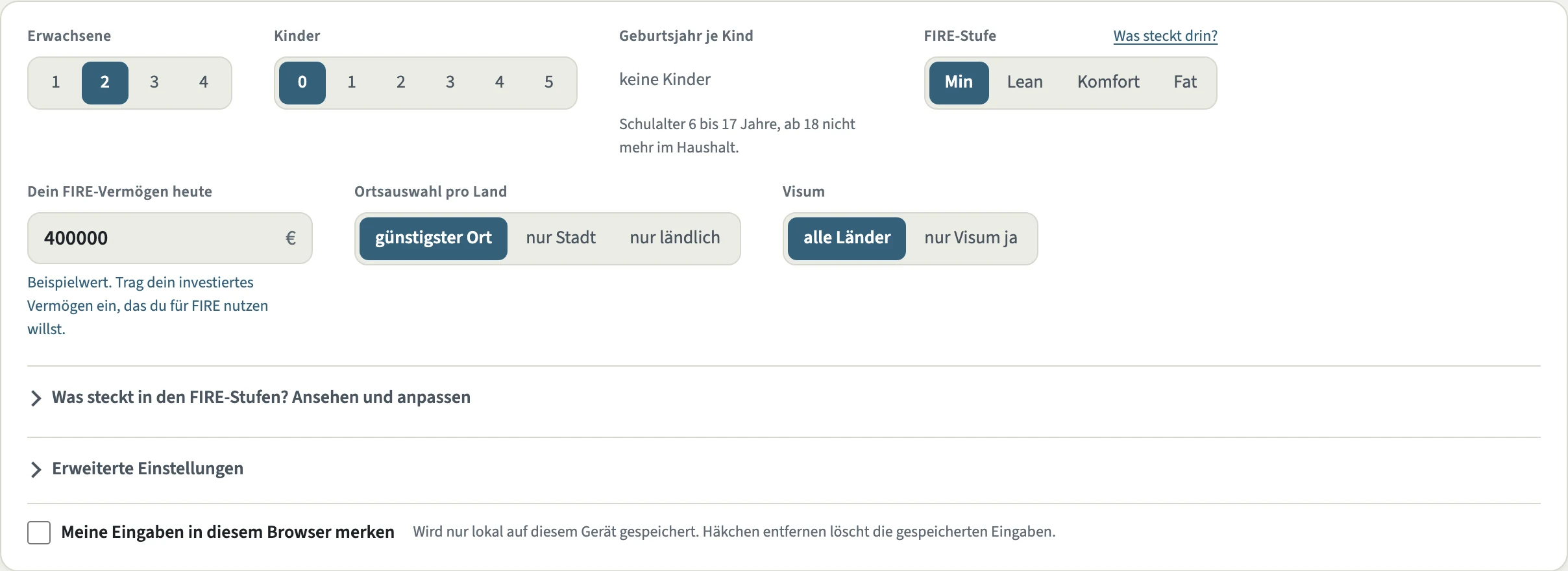 Konfigurator mit Schaltern für 1 bis 4 Erwachsene, 0 bis 5 Kinder, Stufe Min bis Fat, dem Feld für das Vermögen (400.000 €), der Ortsauswahl pro Land, dem Visum-Filter und dem Häkchen zum lokalen Speichern.