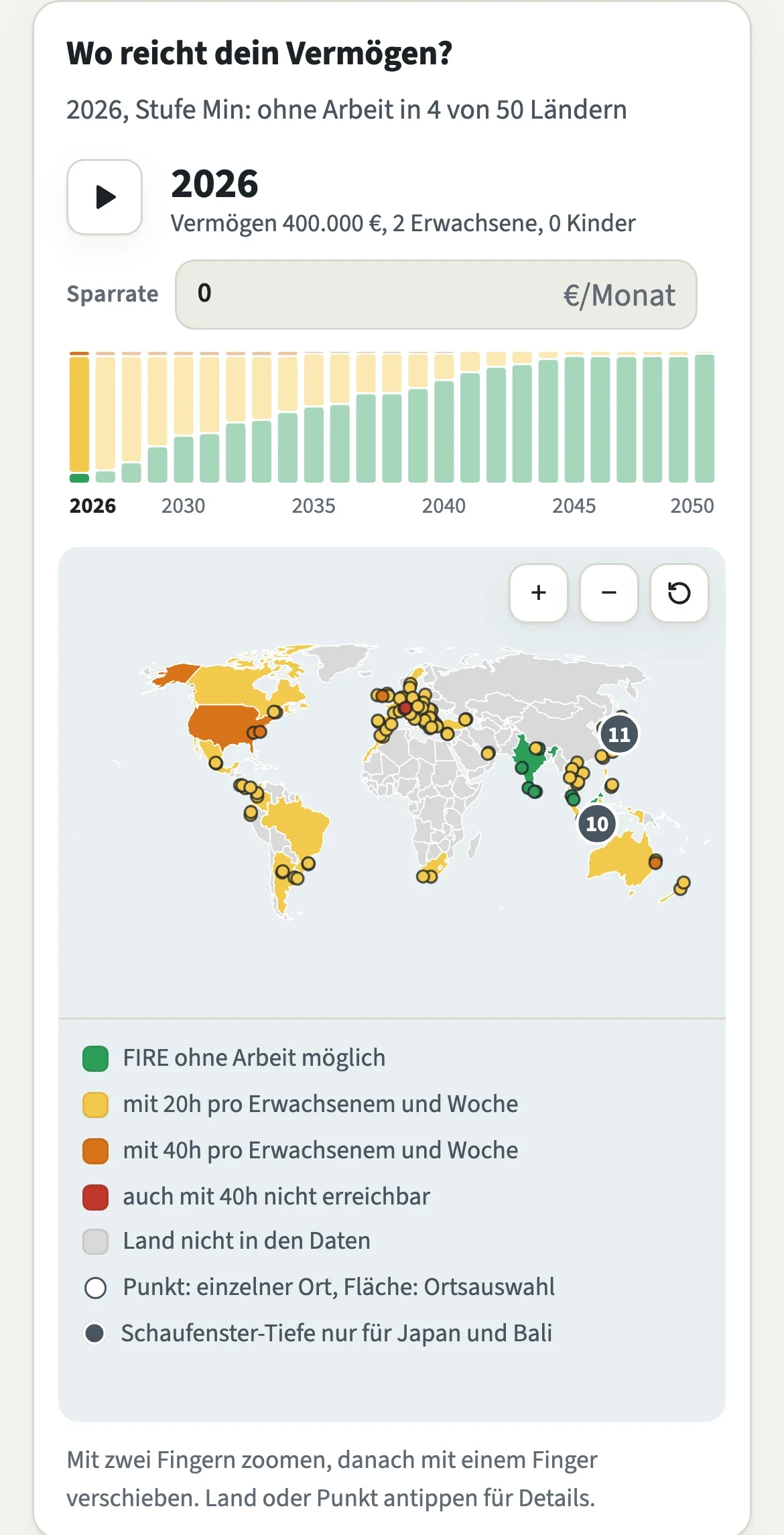 Die App auf einem Handybildschirm: Zeitachse auf 2026, Weltkarte mit Ampelfarben und Legende, auf schmalen Bildschirmen stattdessen die Kostenaufschlüsselung für Varkala.